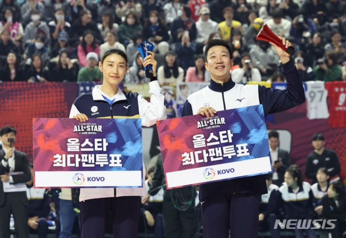 올스타 최대팬투표 상을 받은 김연경(왼쪽)과 신영석. /사진제공=뉴시스