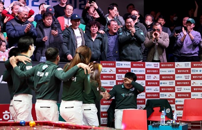 하나카드 선수들이 우승 후 눈물을 흘리는 김병호(오른쪽)에게 다가가 위로하고 있다. /사진=PBA 투어