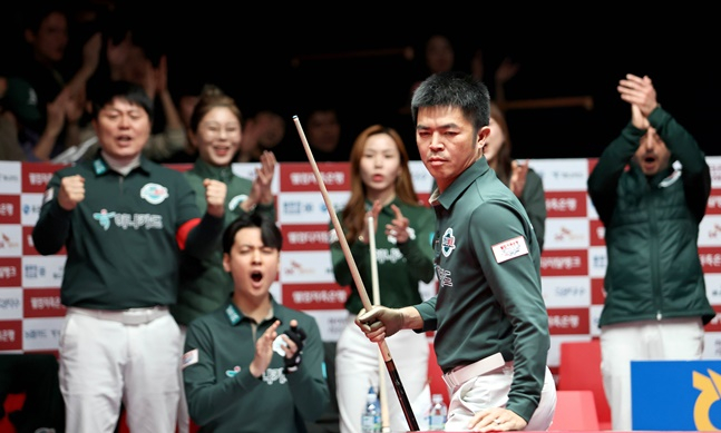 득점하는 응우옌(가운데)과 뒤에서 기뻐하는 하나카드 동료들. /사진=PBA 투어