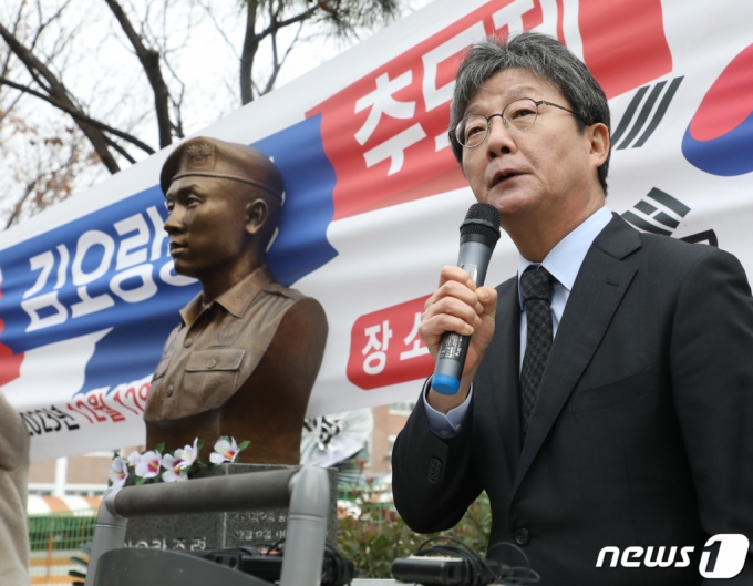 유승민 전 국민의힘 의원이 12일 오전 경남 김해시 삼정동 삼성초등학교 옆 김오랑 중령 흉상 앞에서 열린 김 중령의 추모식에서 발언하고 있다. 2023.12.12/사진=뉴스1 