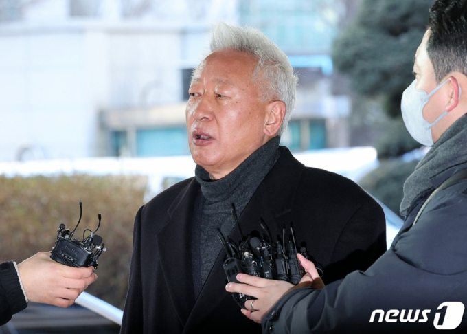  대학 강의 중 '위안부는 자발적 매춘'이라고 언급해 명예훼손 혐의를 받는 류석춘 전 연세대 교수가 지난 24일 오전 서울 마포구 서울서부지법에서 열린 1심 선고 공판에 '채 출석하면서 취재진과 인터뷰 하고 있다. /사진=뉴스1 