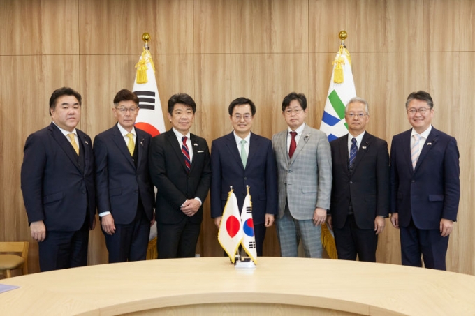 김동연 경기지사(가운데)가 일본 아이치현 의원들과 간담회를 갖고 기념촬영을 하고 있다./사진제공=경기도