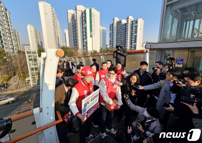 (수원=뉴스1) 송원영 기자 = 철도 지하화 공약을 발표한 한동훈 국민의힘 비상대책위원장이 31일 오후 경기도 수원 장안구에 위치한 경부선이 관통하는 천천동 보도 육교위에서 지역주민과 현장을 둘러보고 있다.<BR> (공동취재) 2024.1.31/뉴스1  Copyright (C) 뉴스1. All rights reserved. 무단 전재 및 재배포,  AI학습 이용 금지.