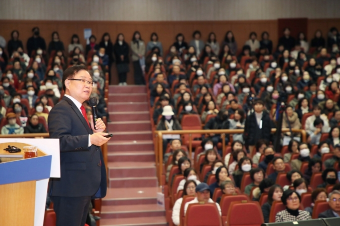 홍남표 창원특례시장이 2024년 시정 운영 방향을 발표하고 있다./사진제공=창원특례시