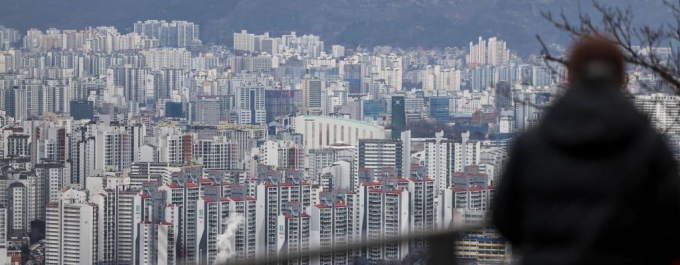 [서울=뉴시스] 정병혁 기자 = 서울 아파트 매매가격 하락세는 7주 연속 이어지고 있다. &#039;전국 주간 아파트 가격 동향&#039;에 따르면 1월 셋째주(15일 기준) 서울 아파트 매매가격은 0.06% 하락했다. 사진은 21일 서울 중구 남산에서 도심 아파트의 모습. 2024.01.21.