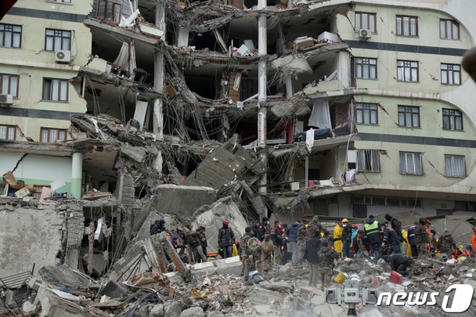 지난해 2월6일(현지시간) 튀르키예(터키) 디야르바키르에서 발생한 대지진 현장에서 현지 구조대원들이 생존자를 찾고 있는 모습. /2023.02.06. /로이터=뉴스1 