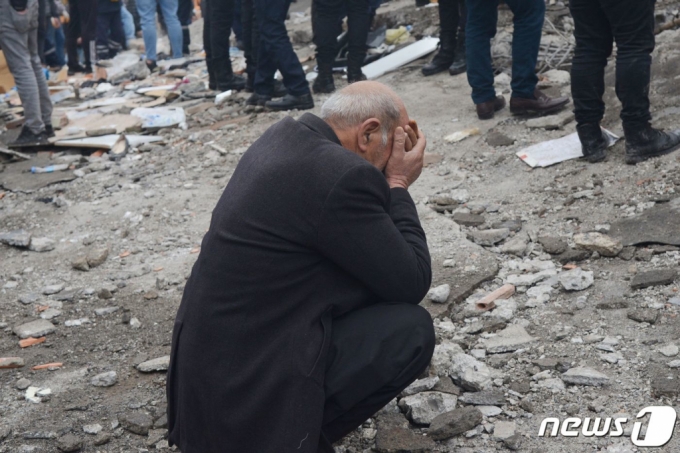 지난해 2월6일(현지시간) 리히터 규모 7.8의 강진이 튀르키예(터키)를 덮친 가운데, 지진 참사 현장에서 가족을 잃은 남성이 오열하고 있다. /AFPBBNews=뉴스1 