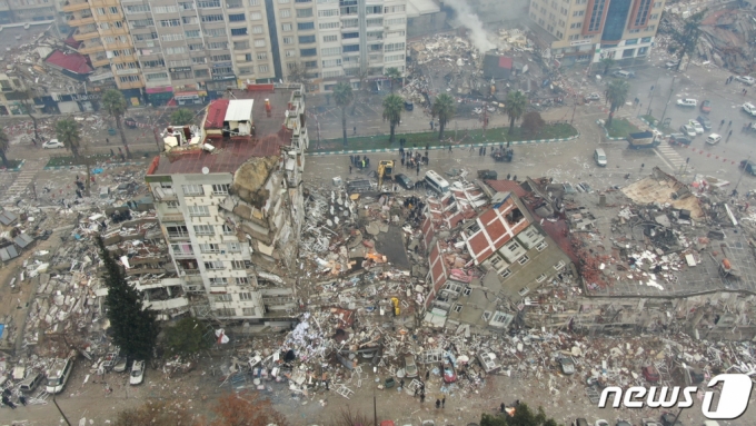  지난해 2월6일(현지시간) 리히터 규모 7.8의 강진이 튀르키예(터키) 남동부 지역을 강타, 인근 지역의 건물들이 붕괴되거나 크게 훼손된 모습. /로이터=뉴스1