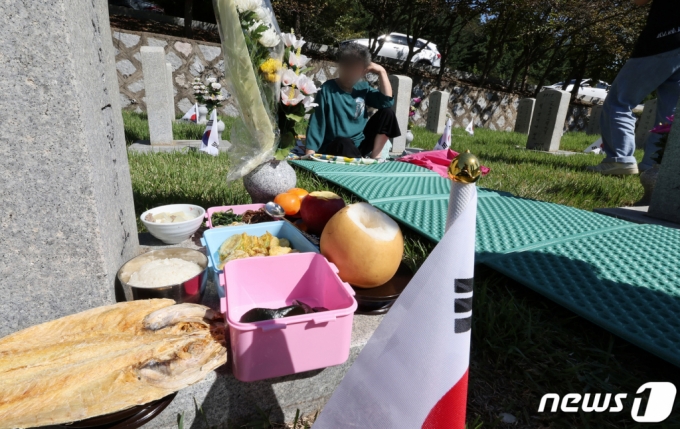 서울 동작구 국립서울현충원을 찾은 참배객들이 미리 성묘를 하고 있다./사진=뉴스1