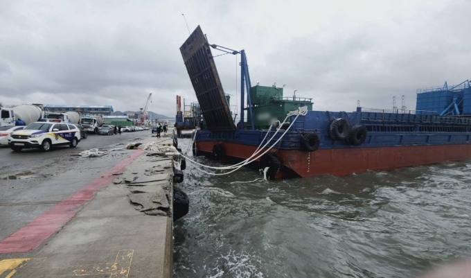 부산앞바다 등 해상에 풍랑경보가 발효된 5일 부산 영도구 청학부두에 정박 중이던 선박 7척의 홋줄이 풀리는 사고가 발생해 부산해경이 안전조치를 실시했다. (부산해경 제공)/사진= 뉴시스