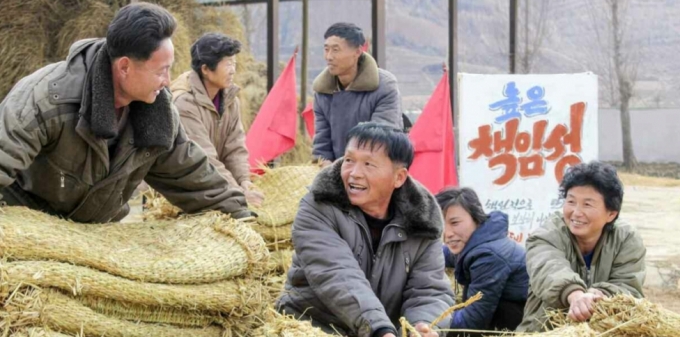 북한 황해남도 송화군 온수농장 근로자들이 지난해 영농자재 확보를 다짐하는 모습을 북한 노동지 기관신문 노동신문이 보도했다. / 사진=뉴스1