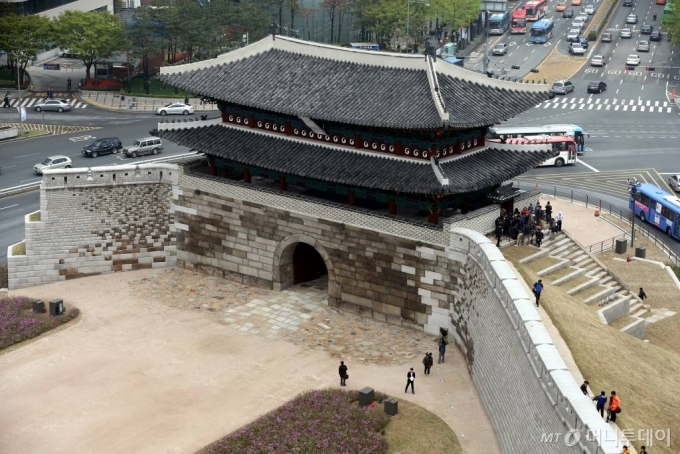  방화로 소실된 지 5년 3개월만에 완공을 앞둔 2013년 4월29일 숭례문의 모습 /사진=뉴스1