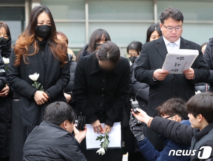 웹툰작가 주호민의 아들을 학대한 혐의로 1심에서 벌금 200만원의 선고유예 판결을 받은 특수교사 A씨가 6일 오전 경기 수원시 영통구 수원지방법원에서 기자회견을 마친 뒤 인사하고 있다. /2024.02.06. /뉴스1 