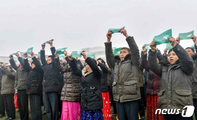 북한 주민들은 아프면 약을 구하기 위해 병원보다 시장으로 향하는 것으로 나타났다. 사진은 북한 주민들이 건설 작업에 투입된 모습. / 사진=뉴스1