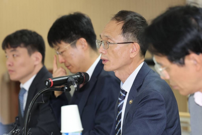 [서울=뉴시스] 권창회 기자 = 조홍선 공정거래위원회 부위원장이 22일 오후 서울 중구 한국공정거래조정원에서 열린 슈링크플레이션 대응 관련 부처 간담회에서 인사말을 하고 있다. 2023.11.22.