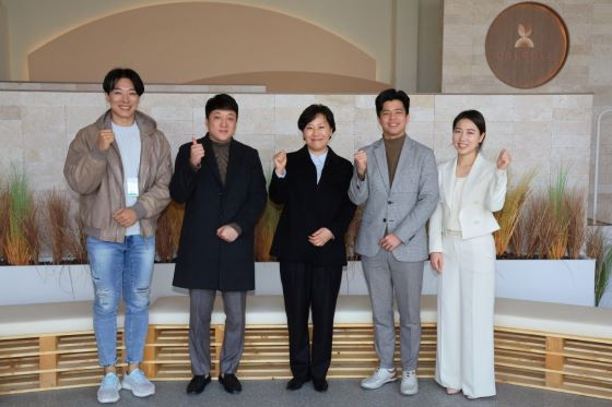 송미령 농림축산식품부(이하 농식품부) 장관(가운데)이 청년기업 간담회후  기념사진을 찍고 있다/사진=농식품부 