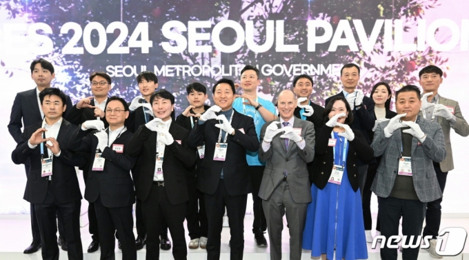 (서울=뉴스1) = 오세훈 서울시장이 9일(현지시간) 미국 라스베이거스에서 열린 'CES 2024' 서울관 공식 개막행사에서 참석자들과 손으로 알파벳 'S'를 만들며 기념촬영하고 있다. 서울시는 이번 CES에서 서울 81개 스타트업이 참여하는 역대 최대 규모의 서울관을 운영한다. (서울시 제공) 2024.1.10/뉴스 Copyright (C) 뉴스1. All rights reserved. 무단 전재 및 재배포, AI학습 이용 금지.