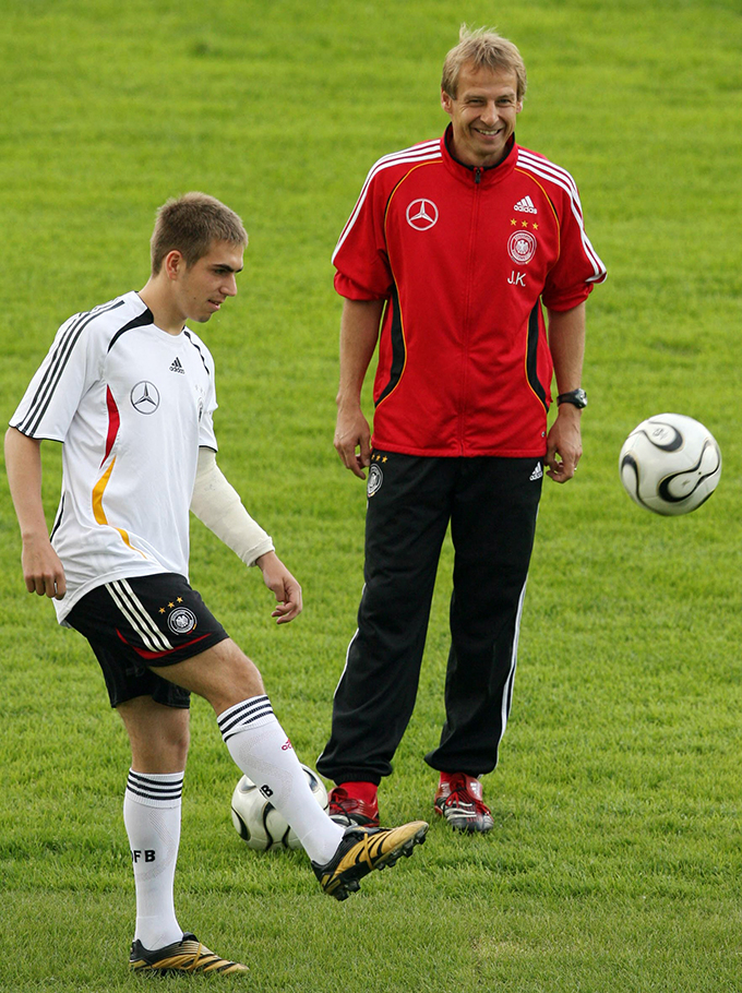 전 축구선수 필립 람(왼쪽)이 독일 국가대표 수비수였던 2006년 FIFA 독일 월드컵을 앞두고  2006년 6월 6일 독일 베를린에서 열린 팀 훈련 세션에서 위르겐 클린스만 감독과 함께 있는 모습./AFPBBNews=뉴스1