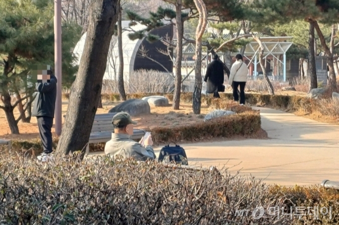 8일 오후 2시쯤 서울 종로의 한 공원에 노인이 앉아 있다. /사진=오석진 기자