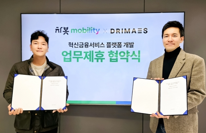  강병희 차봇모빌리티 부대표(왼쪽)와 이세연 드림에이스 이사 /사진= 차봇모빌리티