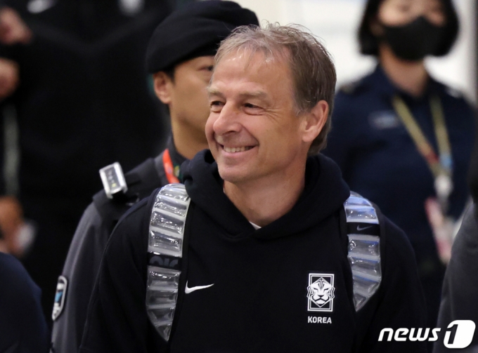 64년 만의 아시안컵 우승 꿈을 이루지 못한 위르겐 클린스만 축구대표팀 감독이 지난 8일 오후 인천국제공항 제1터미널을 통해 귀국하고 있다.   앞서 축구 대표팀은 지난 7일(이하 한국시간) 카타르 알라이얀의 아흐마드 빈 알리 스타디움에서 열린 2023 아시아축구연맹(AFC) 카타르 아시안컵 준결승전에서 요르단에 2대 0으로 완패하며 결승 진출에 실패, 1956년 제1회 대회와 1960년 제2회 대회에서 2연패를 이룬 이래 64년 만의 아시안컵 우승을 해내는 데 실패했다./사진=뉴스1