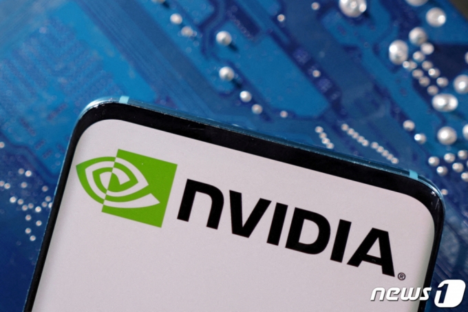 컴퓨터 머더보드를 배경으로 한 스마트폰에 엔비디아 로고가 떠 있다./로이터=뉴스1"