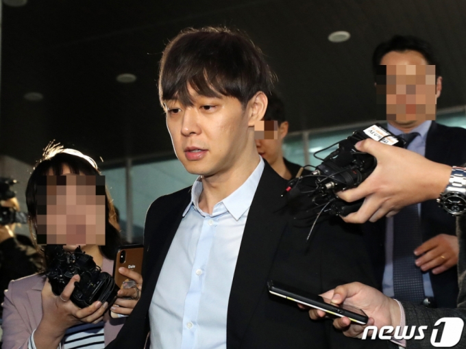 2019년 4월 마약류 투약 의혹을 받는 가수 겸 배우 박유천이 경기 수원시 장안구 경기남부지방경찰청에서 조사를 마치고 나오는 모습. 2019.04.17. /뉴스1  