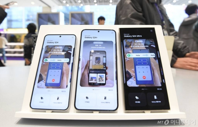 서울 서마포구 삼성전자서비스 홍대휴대폰센터에 갤럭시S24 시리즈가 전시돼 있다. 갤럭시S24 시리즈는 삼성전자가 자체 개발한 갤럭시 AI가 탑재된 세계 최초의 AI폰이다. /사진=머니S 장동규 기자