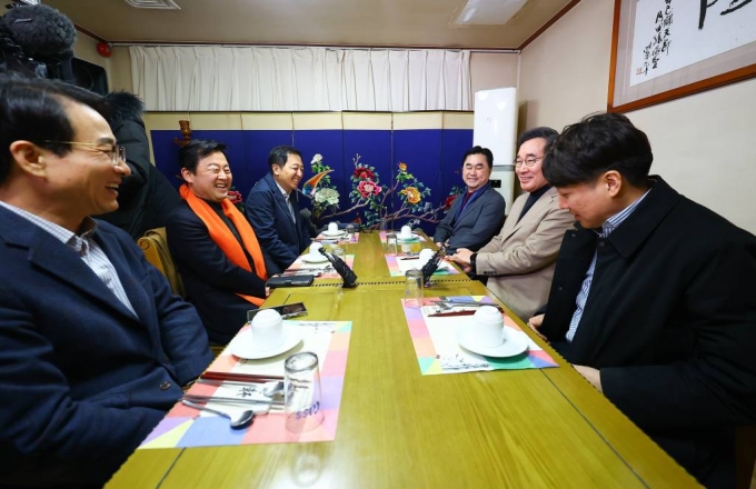 [서울=뉴시스] 김근수 기자 = 이낙연, 이준석 개혁신당 공동대표를 비롯한 임시지도부가 11일 서울 종로구의 한식당에서 1차 개혁신당 임시 지도부 회의에 앞서 이야기 나누고 있다. 2024.02.11.