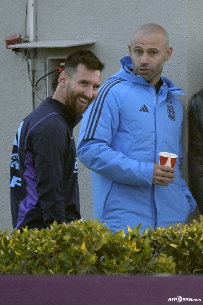 리오넬 메시(왼쪽)와 하비에르 마스체라노 아르헨티나 U-23 대표팀 감독. /AFPBBNews=뉴스1