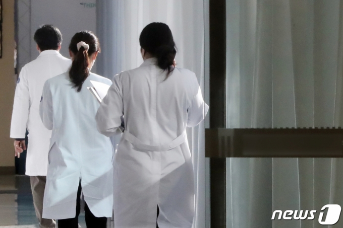 서울 시내 한 대학병원에서 의료진이 발걸음을 옮기고 있다. /사진=뉴스1  