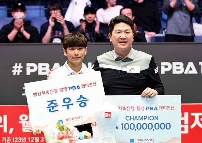 조건휘(오른쪽)와 결승 상대 임성균. /사진=PBA 투어