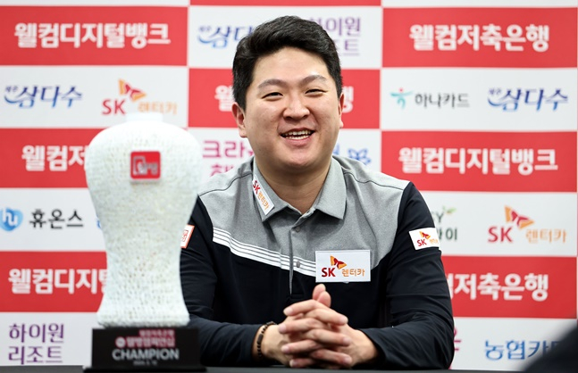 우승 후 기자회견에서 미소를 짓고 소감을 밝히고 있는 조건휘. /사진=PBA 투어