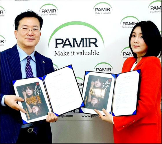 김영은 파미르바이오 대표(사진 왼쪽)가 트로트 가수 서정아와 홍보 모델 계약을 체결하고 기념사진을 촬영 중이다/사진제공=파미르바이오