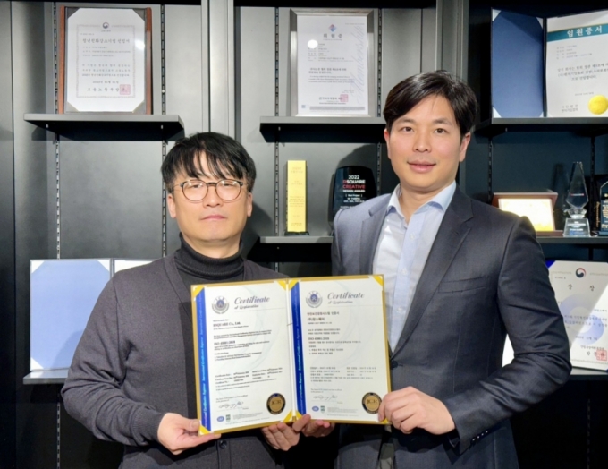 안전보건경영 시스템(ISO45001) 인증서를 든 이용균 알스퀘어 대표(오른쪽)와 정상민 알스퀘어 안전보건경영실 실장(왼쪽)/사진제공=알스퀘어 