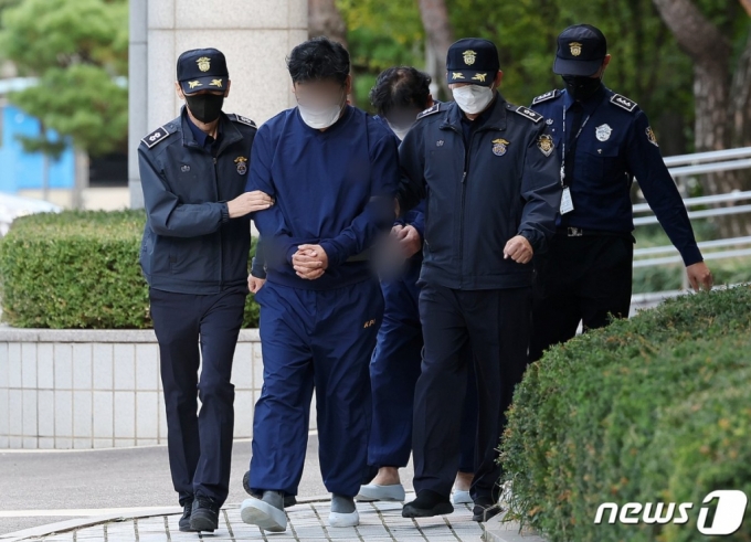 영풍제지 불공정 거래 의혹과 관련해 시세 조종을 주도한 것으로 의심되는 신모씨와 김모씨가 지난해 10월 20일 오후 서울 양천구 서울남부지방법원에서 열리는 구속 전 피의자심문(영장실질심사)에 출석하고 있다. /사진=뉴스1