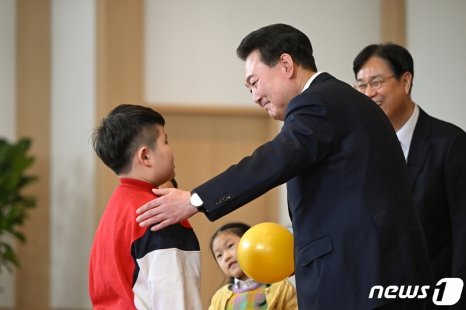 (서울=뉴스1) 안은나 기자 = 윤석열 대통령이 지난 4일 용산 대통령실에서 2024년 설 명절 영상 메시지 촬영에 함께한 대통령실 직원 자녀들을 격려하고 있다. 오른쪽은 이관섭 비서실장. (대통령실 제공) 2024.2.8/뉴스1  Copyright (C) 뉴스1. All rights reserved. 무단 전재 및 재배포,  AI학습 이용 금지.