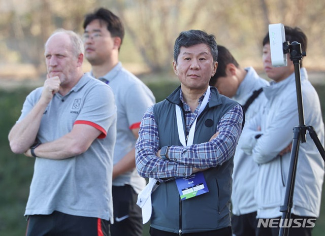 한국 축구대표팀 훈련을 지켜보는 정몽규 회장(가운데). /사진=뉴시스 제공