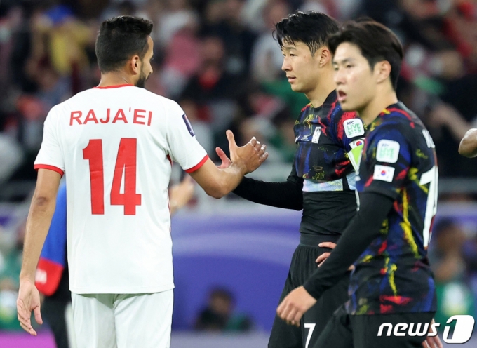지난 6일(현지시간) 카타르 알라이얀 아흐메드 빈 알리 스타디움에서 열린 2023 아시아축구연맹(AFC) 카타르 아시안컵 준결승 요르단과 대한민국의 경기를 마친 손흥민과 이강인 선수 모습. /사진=뉴스1