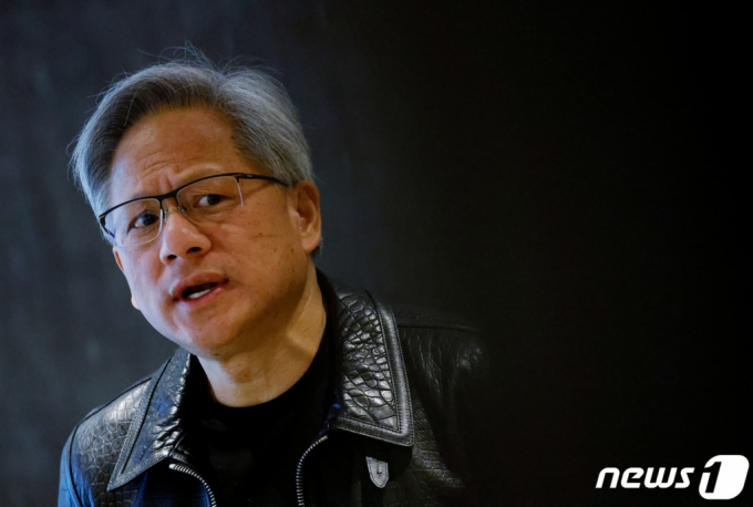 (싱가포르 로이터=뉴스1) 정지윤 기자 = 젠슨 황 엔비디아 최고경영자(CEO)가 지난해 12월 6일(현지시간) 싱가포르에서 열린 미디어 라운드 테이블 미팅에 참석해 발언하고 있다. 2023.12.06  ⓒ 로이터=뉴스1  Copyright (C) 뉴스1. All rights reserved. 무단 전재 및 재배포,  AI학습 이용 금지.