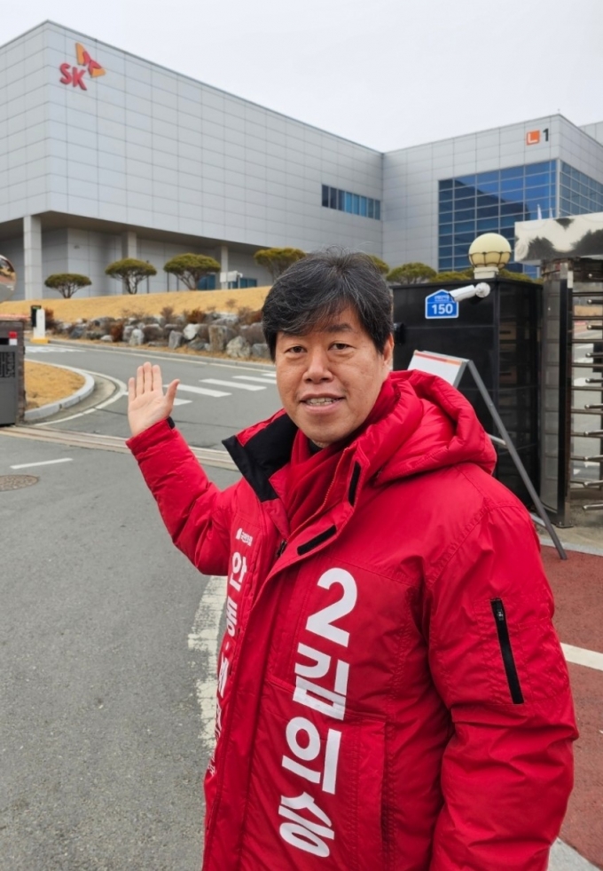  김의승 예비후보가 SK바이오사이언스 공장이 위치한 안동 바이오 산업단지 앞에서 기업 투자유치의 중요성을 설명하고 있다./사진제공=김의승 에비후보 사무소