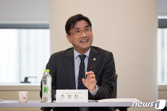 (서울=뉴스1) = 주영창 과학기술정보통신부 과학기술혁신본부장이 11일 오전 서울 종로구 광화문교보빌딩 국가과학기술자문회의 중회의실에서 열린 '반도체 첨단패키징 관련 전문가 간담회'에서 첨단패키징 투자방향과 제도적 지원방안에 대해 논의하고 있다. (과학기술정보통신부 제공) 2024.1.11/뉴스1  Copyright (C) 뉴스1. All rights reserved. 무단 전재 및 재배포,  AI학습 이용 금지.