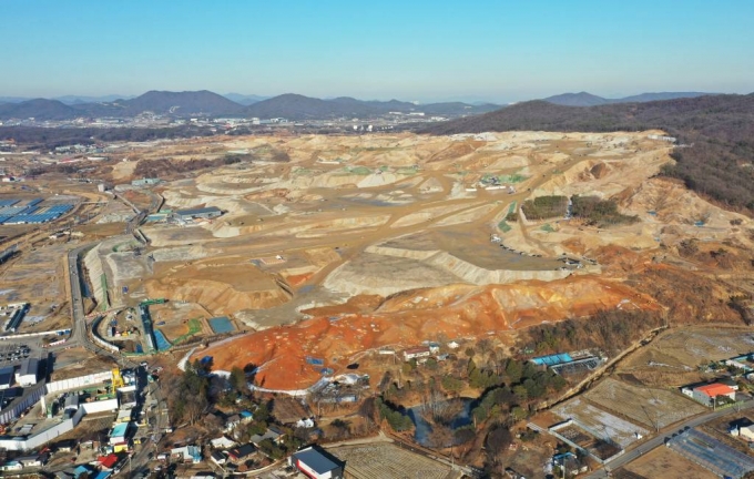 [용인=뉴시스] 김종택 기자 = 정부가 반도체 메가클러스터 조성을 본격 지원하기 위한 전력 ·용수 등 인프라 적기 공급 계획을 15일 발표했다. 2047년까지 622조원의 민간투자를 통해 총 16개의 신규 팹(공장)이 신설될 예정이다. 사진은 이날 반도체 클러스터 조성사업이 진행중인 용인시 원삼면 일대 모습. 2024.01.15.