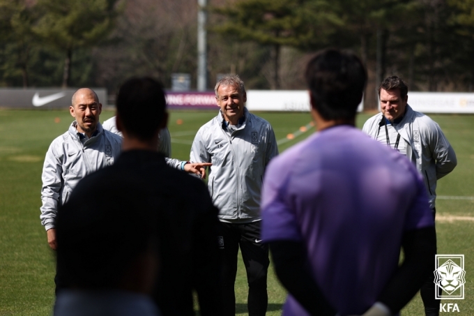 클린스만(가운데)과 헤어초크(오른쪽). /사진제공=대한축구협회(KFA)