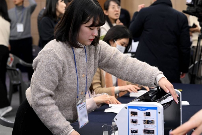 [화순=뉴시스] 이영주 기자 = 광주시선거관리위원회 직원들이 25일 오후 전남 화순군 한 대형 숙박업소 강당에서 제22대 총선을 대비한 수검표 절차를 연습하고 있다. 중앙선관위는 지난해 말 제22대 총선부터 수검표 절차를 도입하겠다고 밝힌 바 있다.