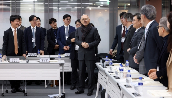  유인촌 문화체육관광부 장관이 18일 서울 중구 코시스센터에서 열린 2024 문화원장·문화홍보관 회의에서 장관과의 대화 시간을 갖고 의견을 나누고 있다.   / 사진=문체부