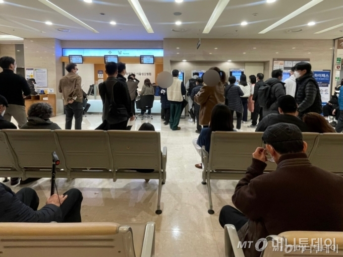 19일 오전 서울 서초구 가톨릭대 서울성모병원 1층 수납 창구 앞이 환자와 보호자로 붐비고 있다./사진=김지성 기자