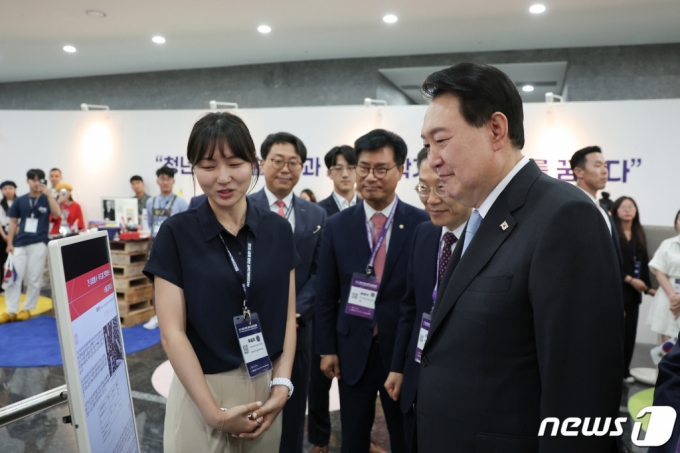 (서울=뉴스1) 안은나 기자 = 윤석열 대통령이 5일 오전 서울 강남구 과학기술회관에서 열린 제1회 세계 한인 과학기술인 대회 개회식에 참석한 뒤 미래 한인 과학인 곽세이 양(프랑스)의 연구 관련 설명을 듣고 있다. 2023.7.5/뉴스1  Copyright (C) 뉴스1. All rights reserved. 무단 전재 및 재배포 금지.