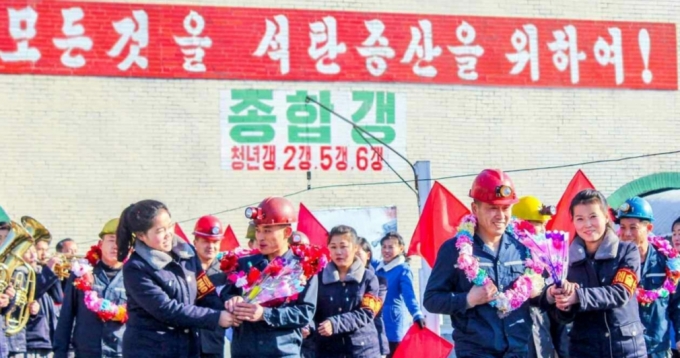 북한 노동당 기관지 노동신문은 지난달 4일 "지난 한해를 뚜렷한 석탄 생산 성과로 빛내인 평남의 탄부들이 또다시 새해의 진군보폭을 신심 드높이 내짚고 있다"고 보도했다. / 사진=뉴스1