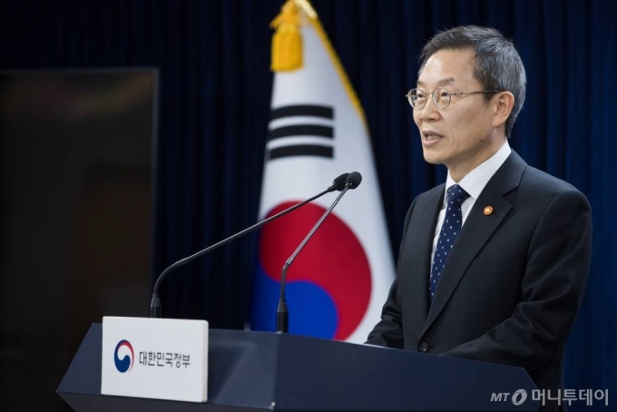 13일 서울 세종로 정부서울청사에서 열린 브리핑에서 이종호 과학기술정보통신부 장관이 &#039;2024년 주요 정책&#039;을 발표하고 있다. / 사진제공=과학기술정보통신부